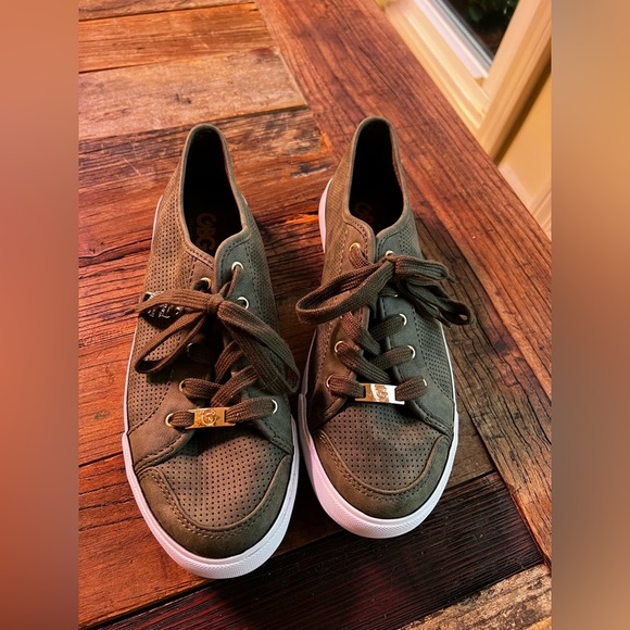 G By GUESS Baylee4 Lace Up Perforated Sneakers sz 11M - Picture 2 of 7